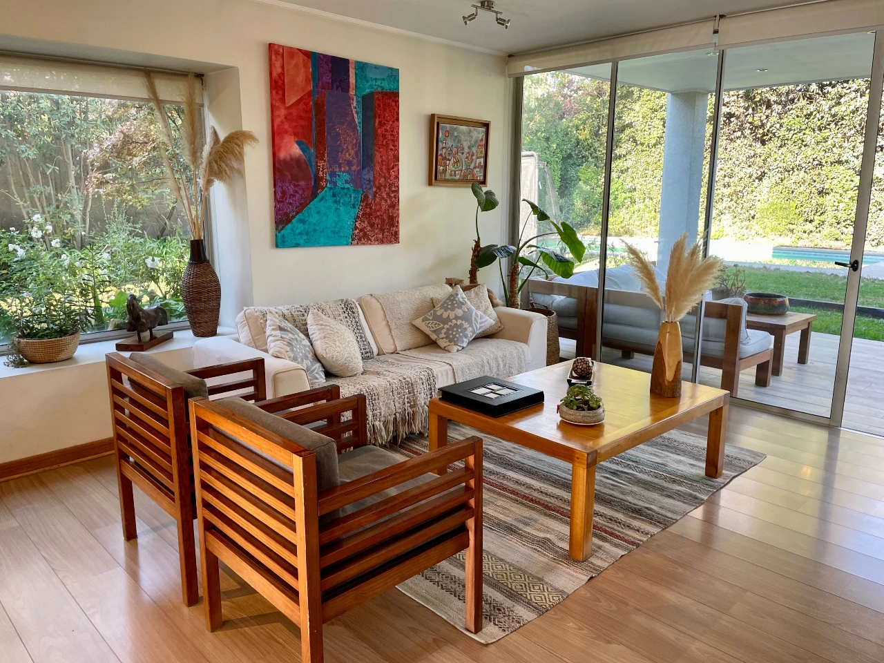 Casa Amplia con Jardín y Piscina