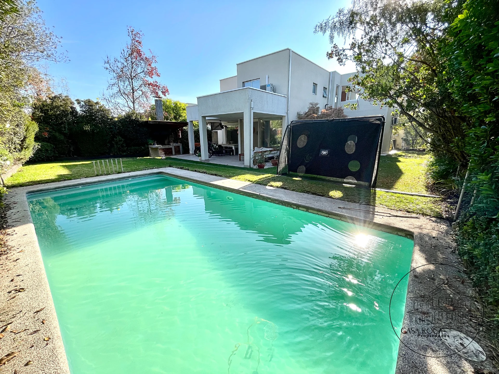 Casa Amplia con Jardín y Piscina