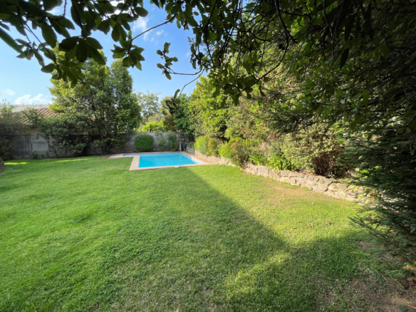 Vende impecable casa 5D 4B PIEDRA ROJA