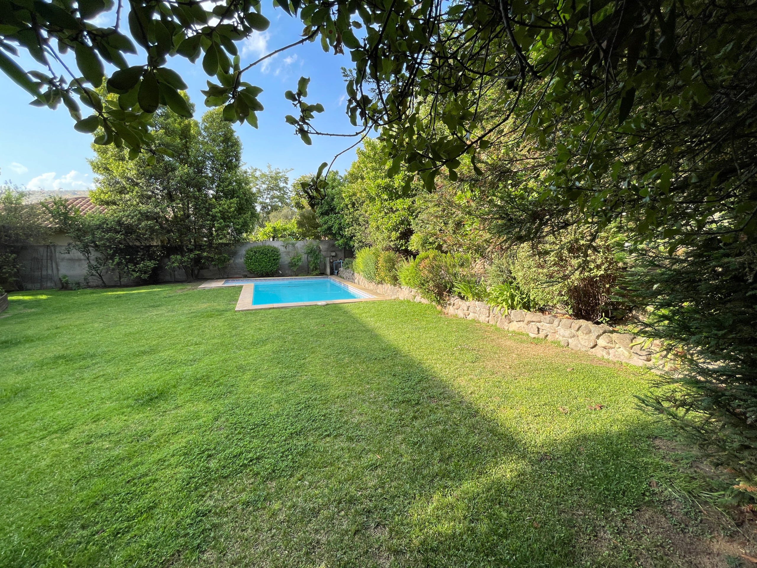 Vende impecable casa 5D 4B PIEDRA ROJA