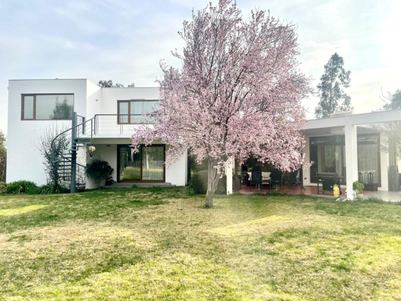 Se Arrienda Hermosa Casa – Chicureo Centro