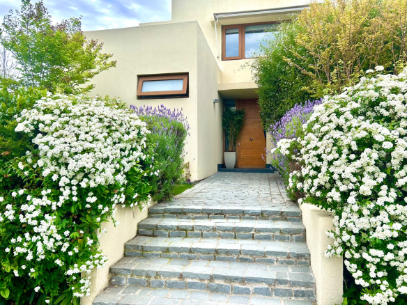 Preciosa Casa a la Venta Colegio Alemán Chicureo