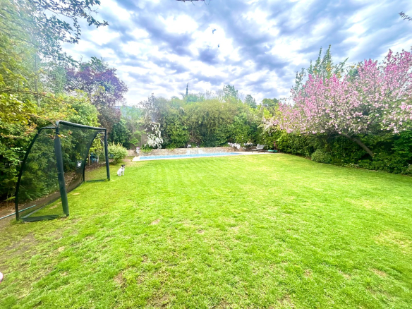 Preciosa Casa a la Venta Colegio Alemán Chicureo