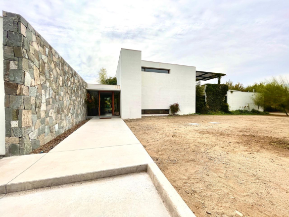 Increible Propiedad en Condominio Algarrobal – Chicureo Centro.
